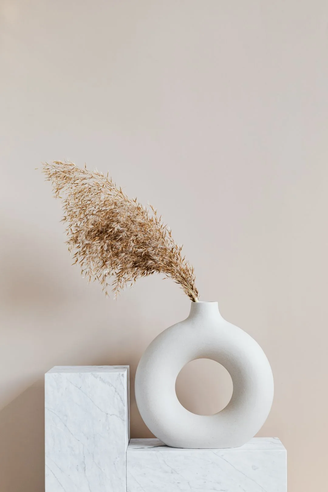 ceramic vase with dried grass HD phone wallpaper